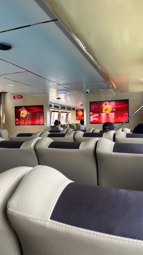 Interieur ferry van Bali naar Gili-eilanden